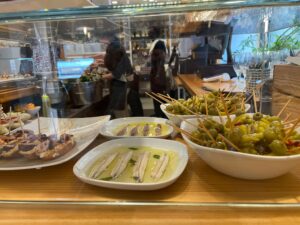 ゲタリアのバルamona mariaに並ぶアンチョアやヒルダのピンチョス