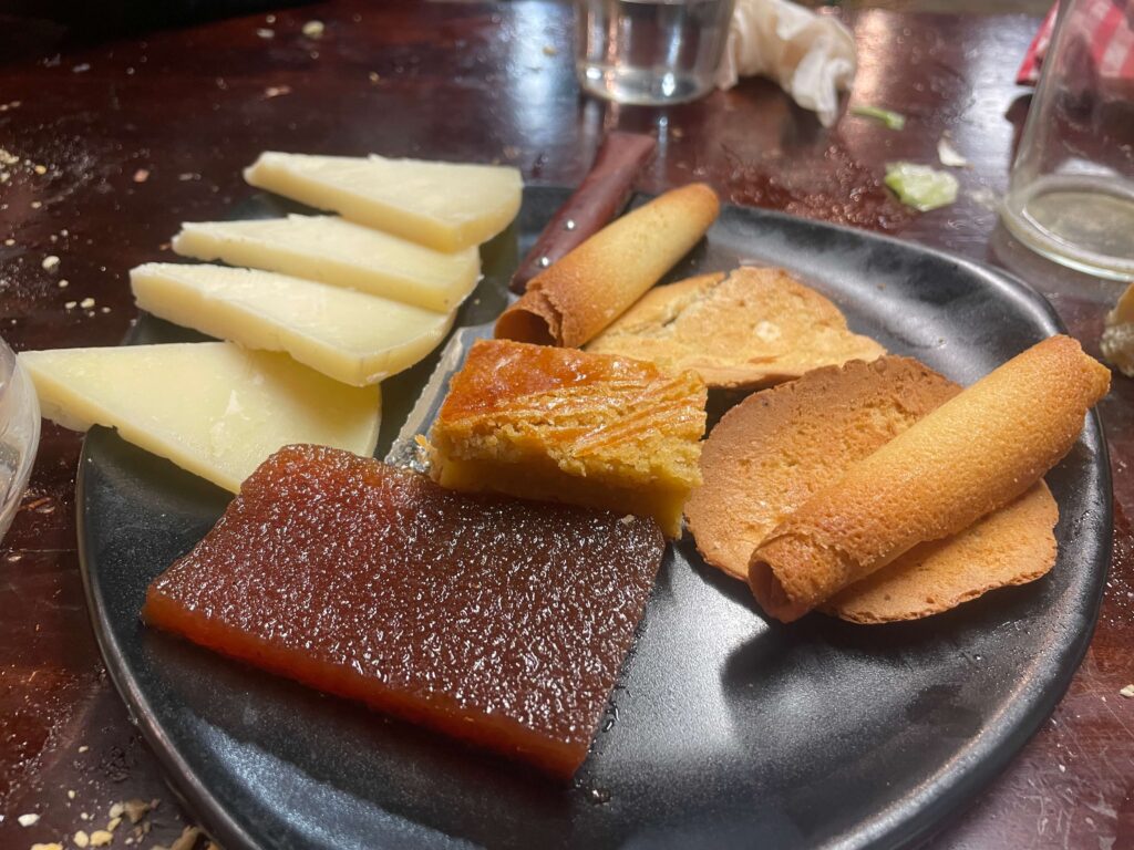 チーズとメンブリーリョ、焼き菓子のデザートプレート