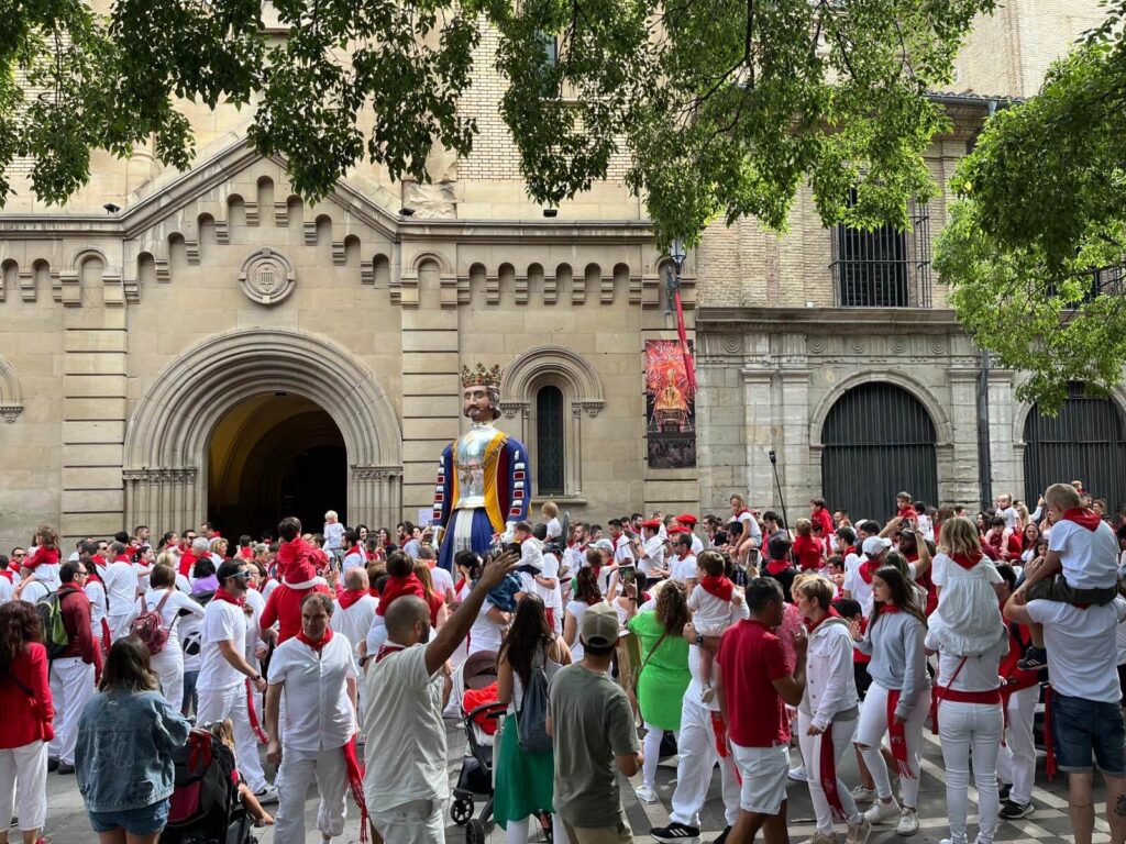 牛追い祭りのパレードの様子