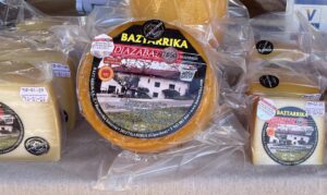 イディアサバルチーズのホールやカットされたものが店先に並ぶ様子