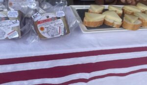 イディアサバルチーズ祭りでチーズのピンチョスが並ぶ店先