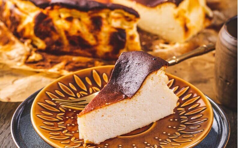 皿の上のバスクチーズケーキの断面のアップ