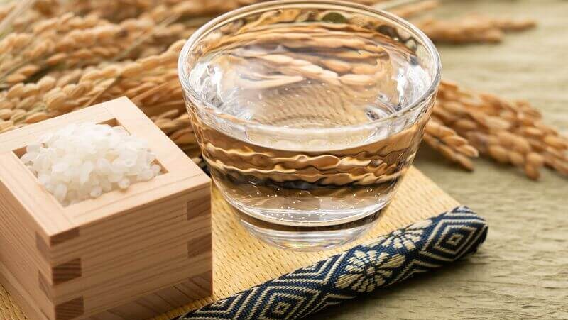 日本酒が注がれたグラスのアップ