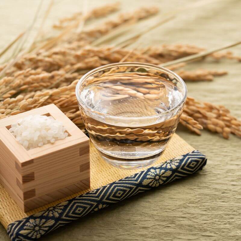日本酒が注がれたグラスのアップ