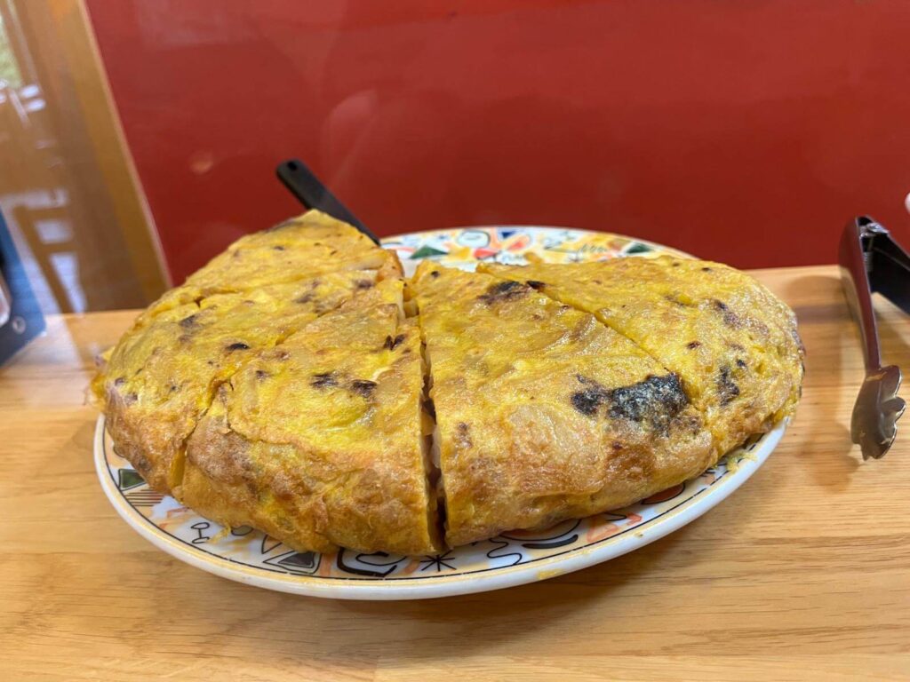 バルのカウンターに並ぶトルティーヤのアップ