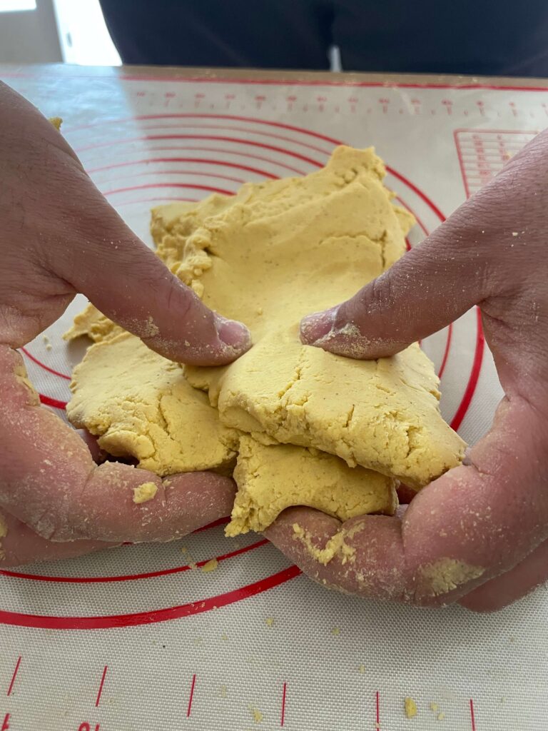 タロの生地作りで生地を重ねる様子