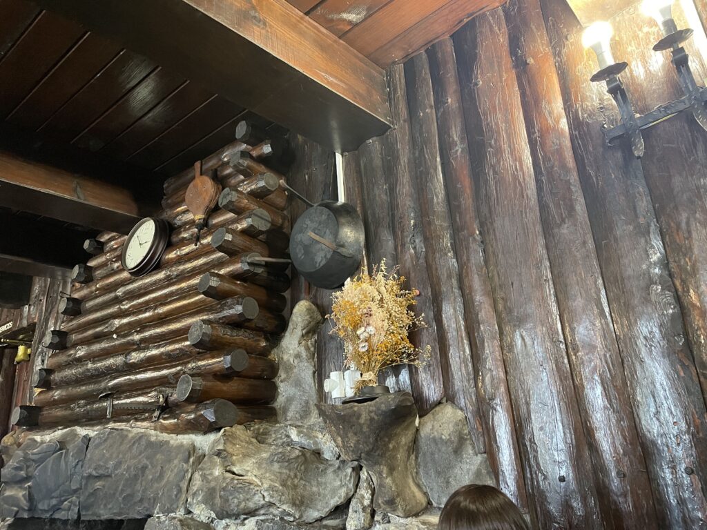 レストランJuan pitoの山小屋のような内部の様子