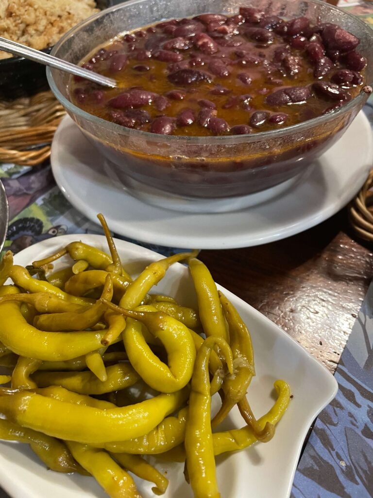 青唐辛子を添えたインゲン豆の煮込み