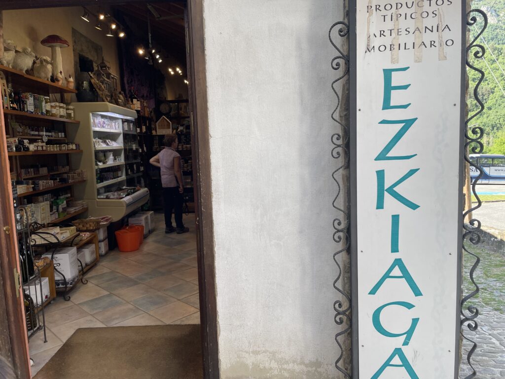 イサバ村の土産店