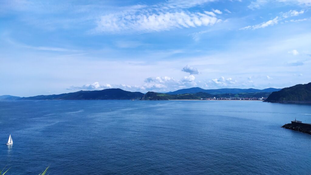 ゲタリアのエル・ラトン頂上からの海と山の景色