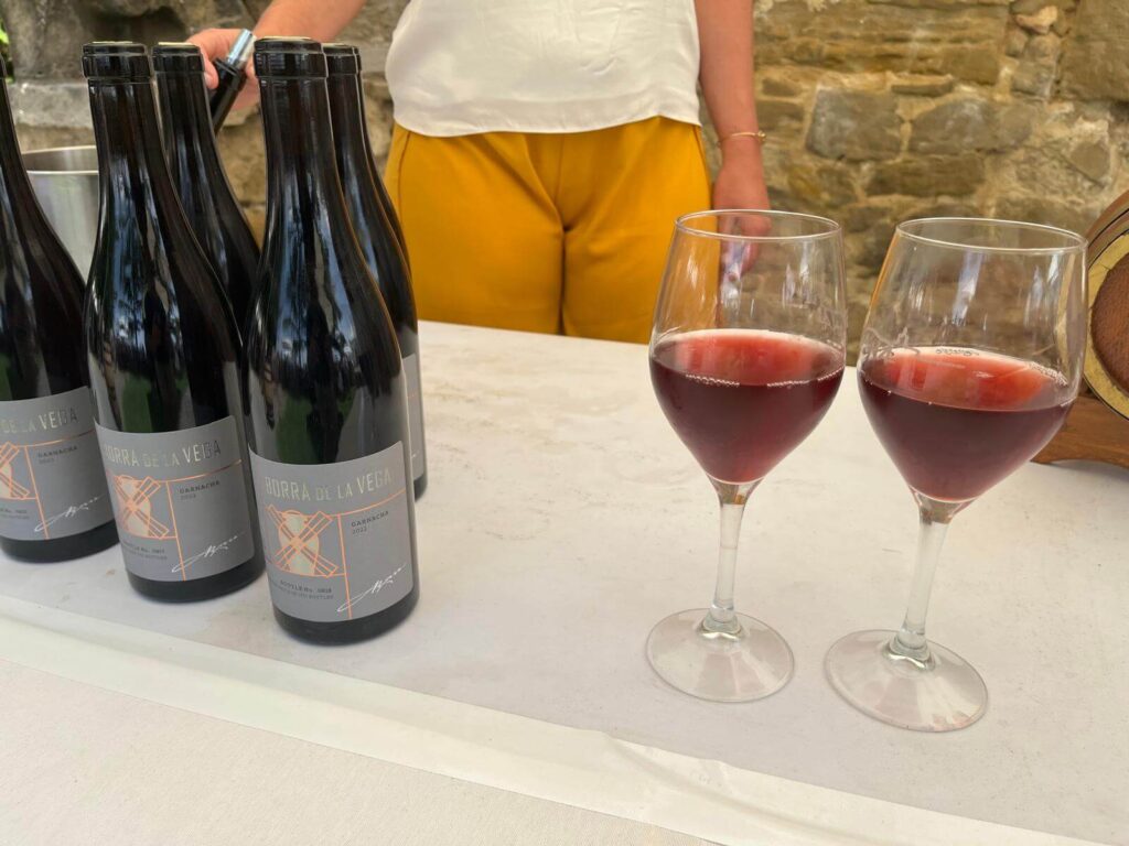 Vinos de belliteの赤ワインのボトルとグラス