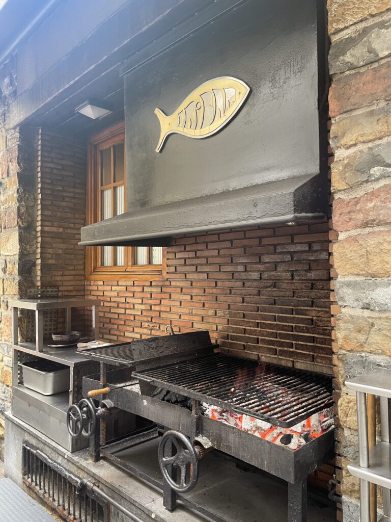 ゲタリアのレストランIribarの外にある焼き場