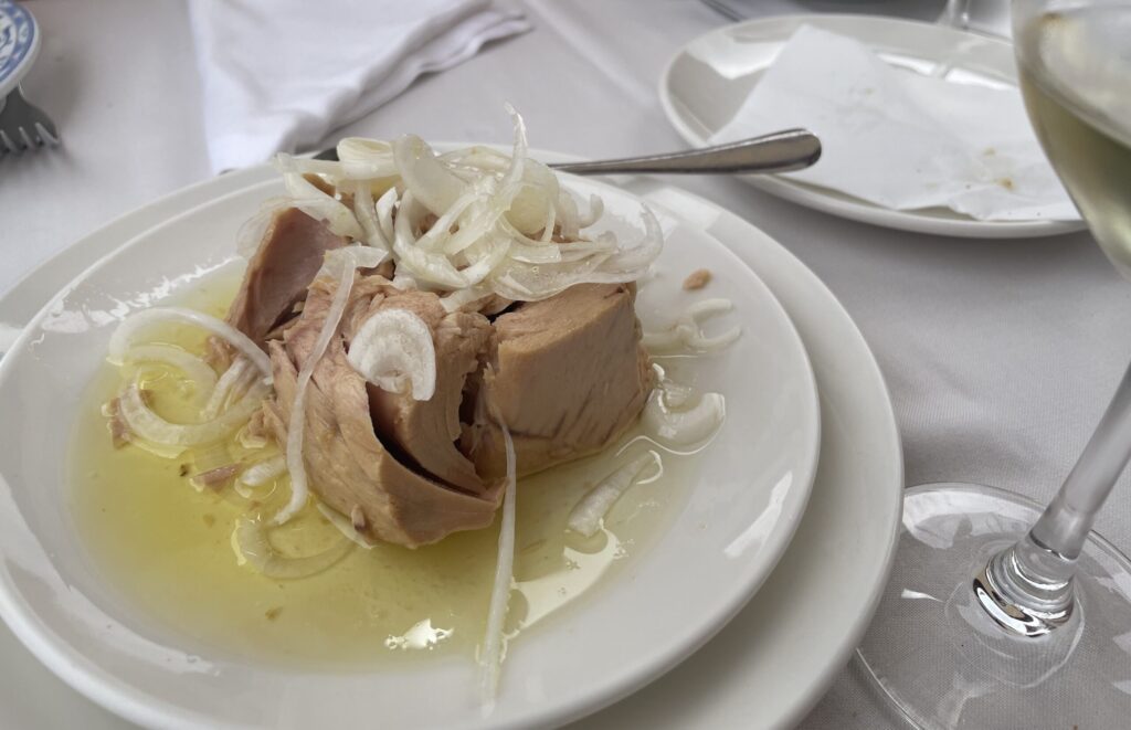レストランmayflower 玉ねぎをそえたツナの前菜