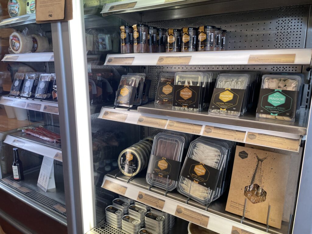 Maisorショップ内のカタクチイワシ加工品が並ぶ棚