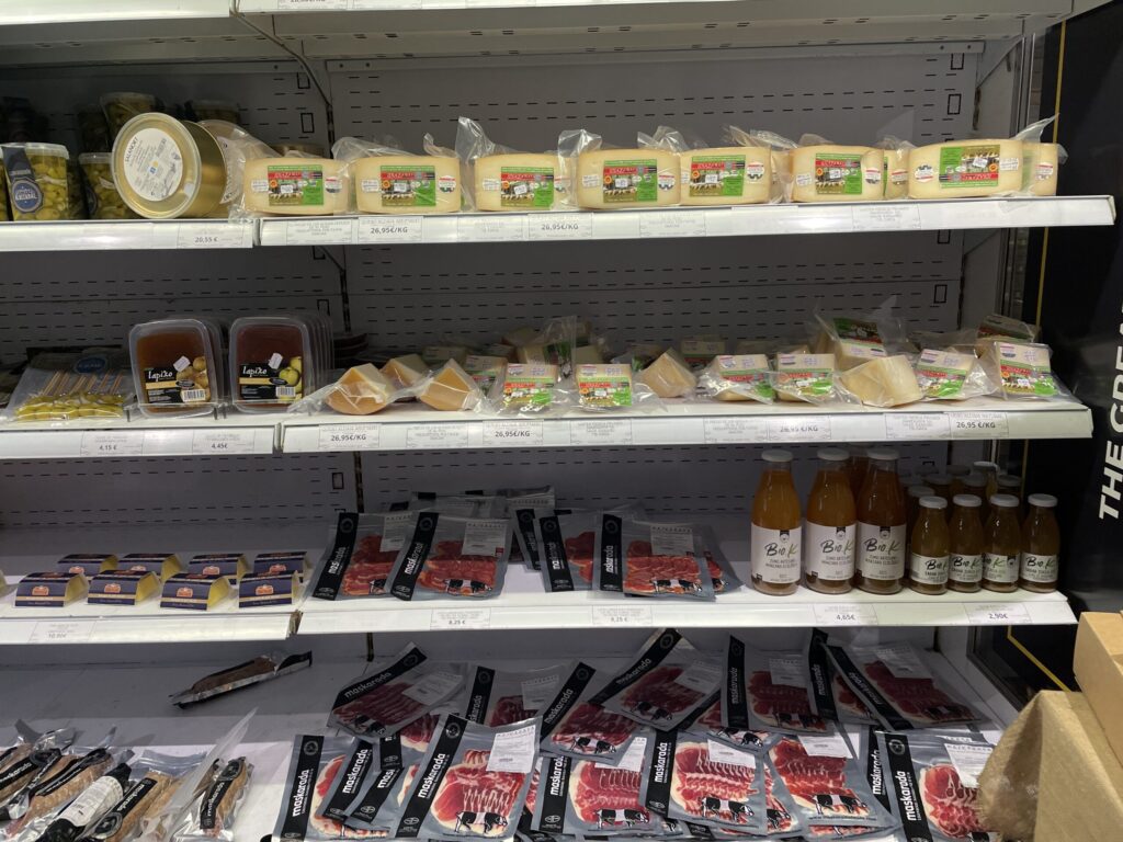 ゲタリアのSalanort店内のチーズや生ハム類が並ぶ冷蔵の棚