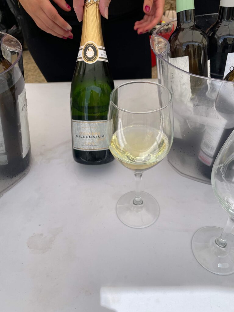 Bodegas ondarreのカバのボトルとグラス