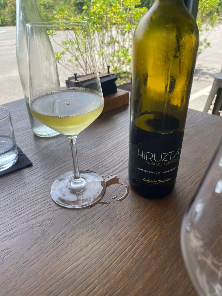 HiruztaのBereziaのボトルとグラス
