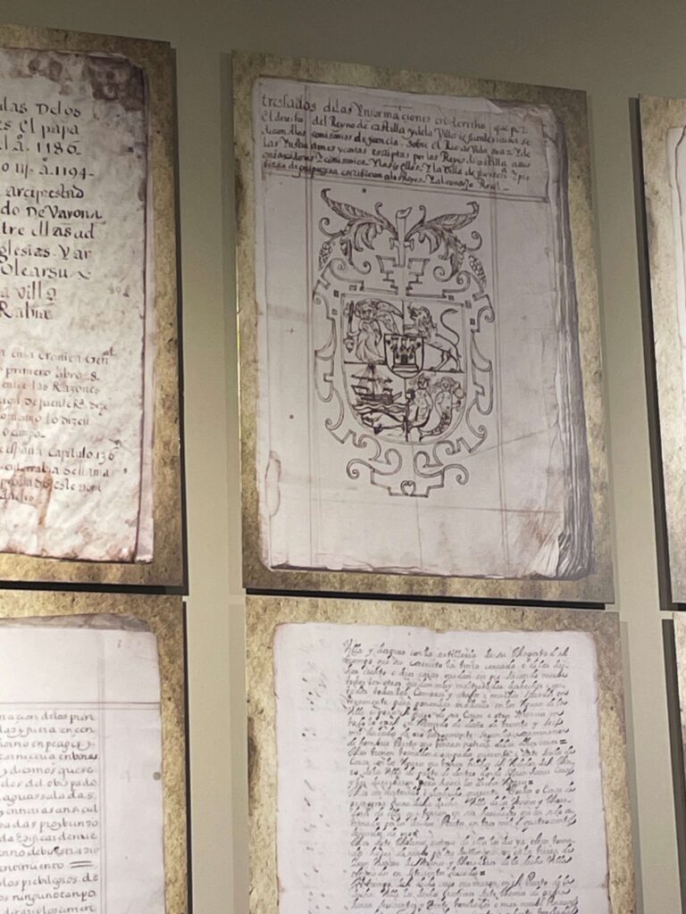 壁に飾られたホンダリビアのブドウ栽培の歴史についての昔の文書