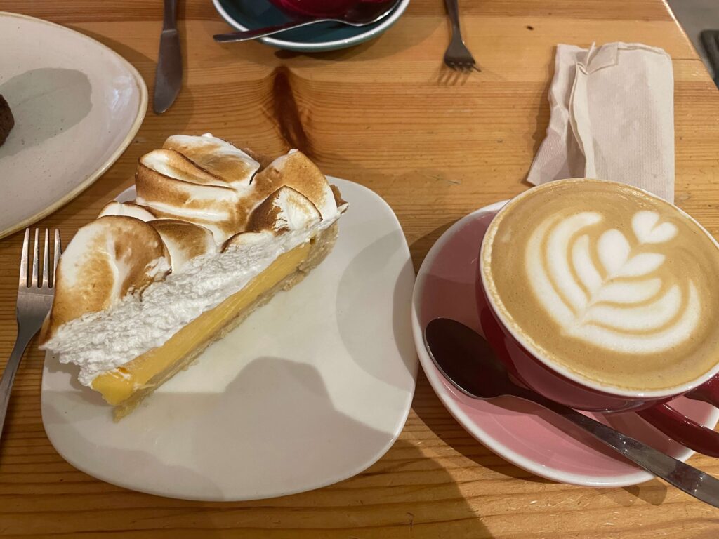 Maiatzaのコーヒーとレモンタルト
