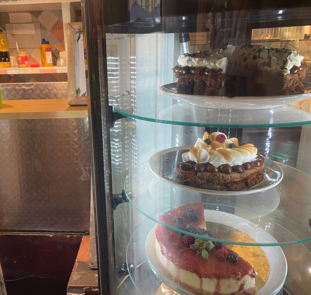 Maiatzaの店内に並ぶケーキ