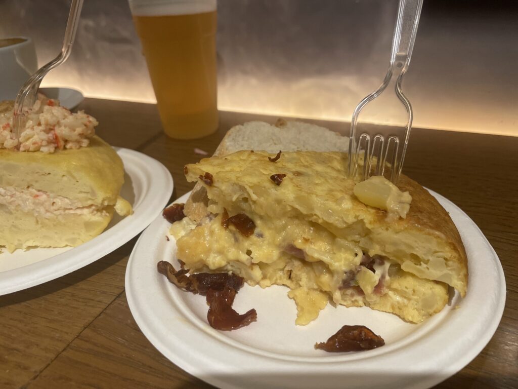 バルのカウンター席に並ぶトルティーリャとビール