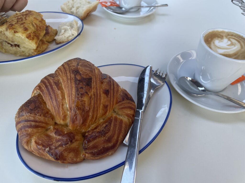 バルの朝食 クロワッサン、トルティーリャとカフェオレ