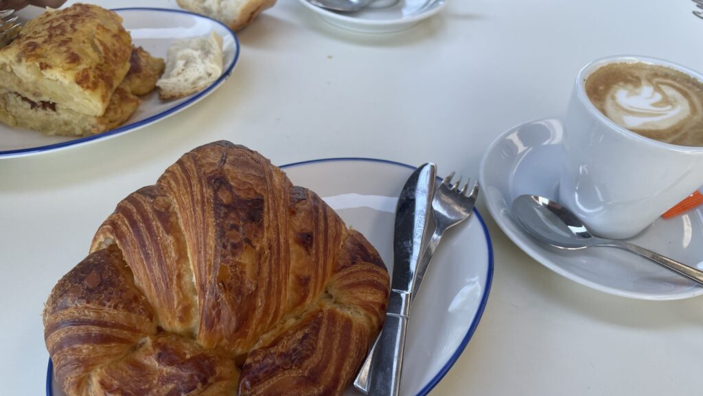 バルの朝食 クロワッサン、トルティーリャとカフェオレ