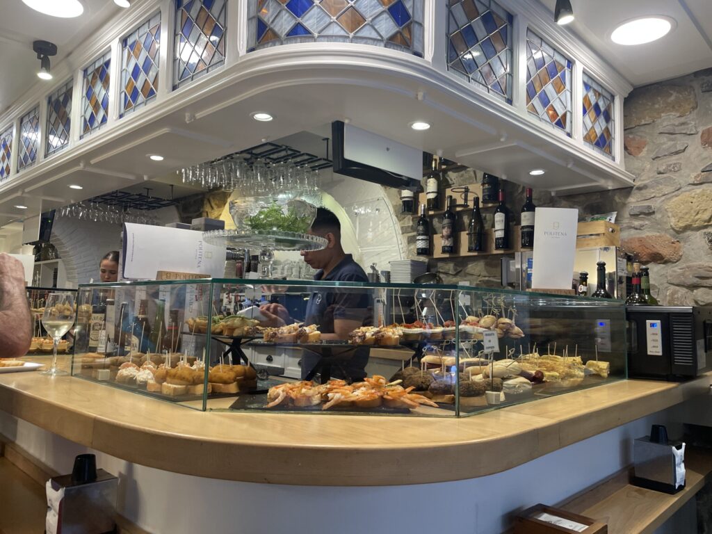 ゲタリアのバルPolitena ピンチョスが並ぶ店内の様子