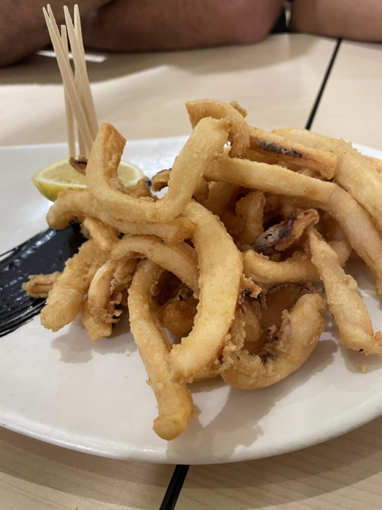 ゲタリアのバルPolitenaの名物イカフライ