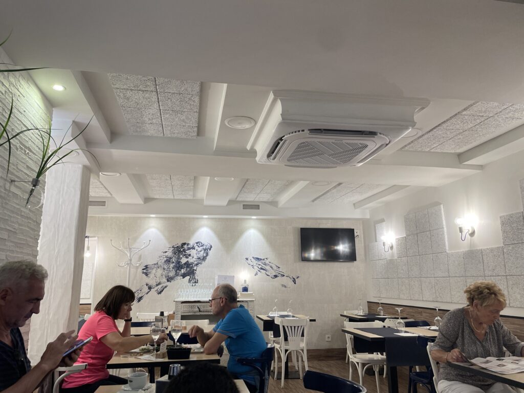 ゲタリアのバルPolitenaの店内テーブル席