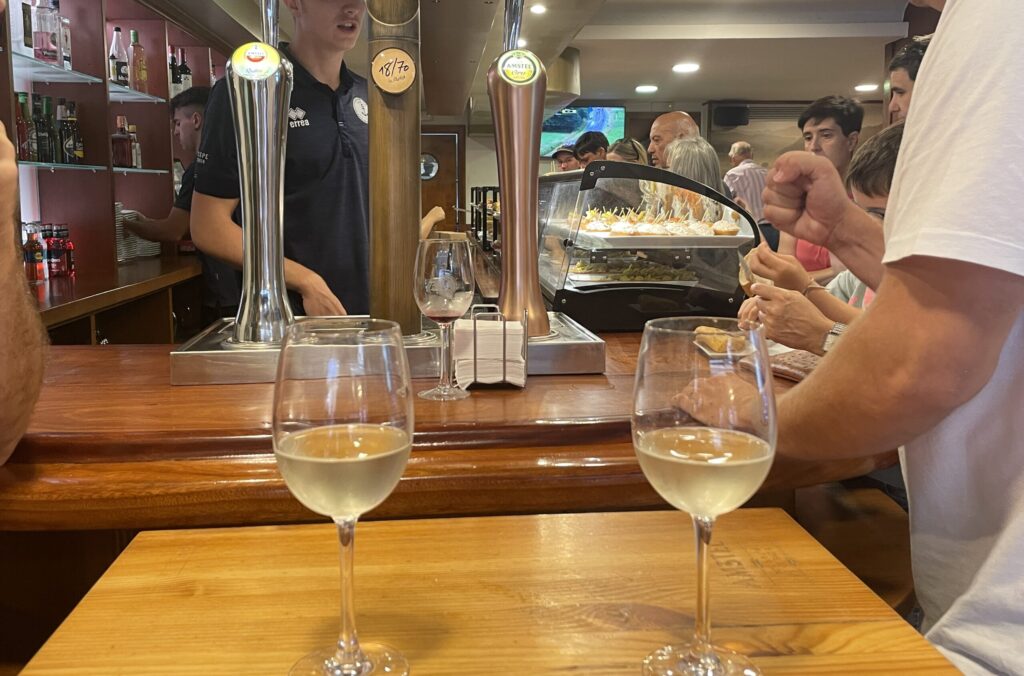 ゲタリアのバルItxaspeの活気にあふれる店内
