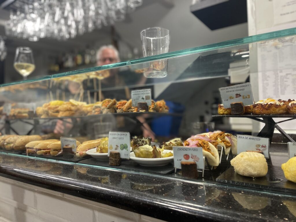 ゲタリアのバルgiroaのピンチョスが並ぶ店内
