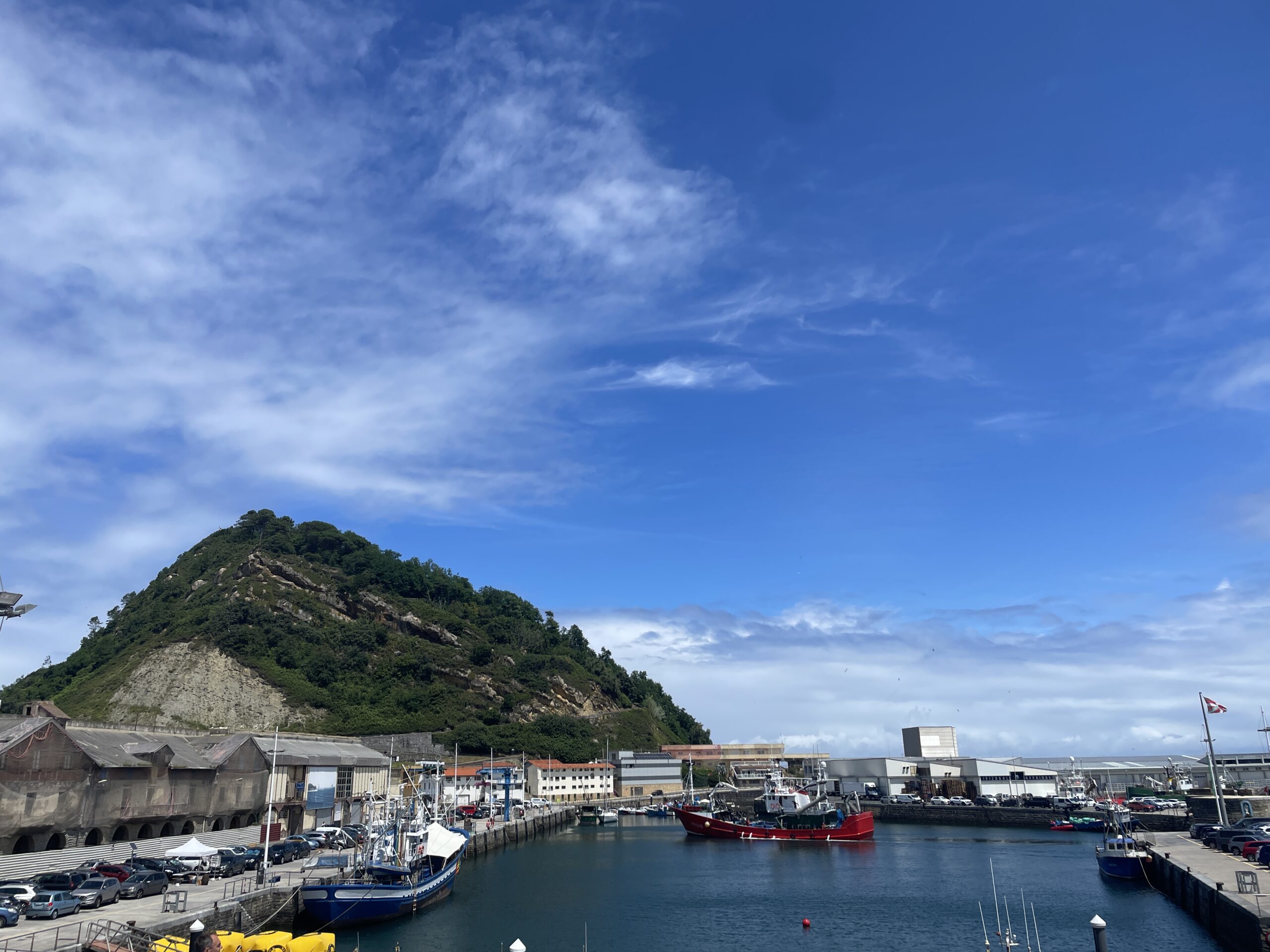 サン・アントン山を背景にしたゲタリアの港