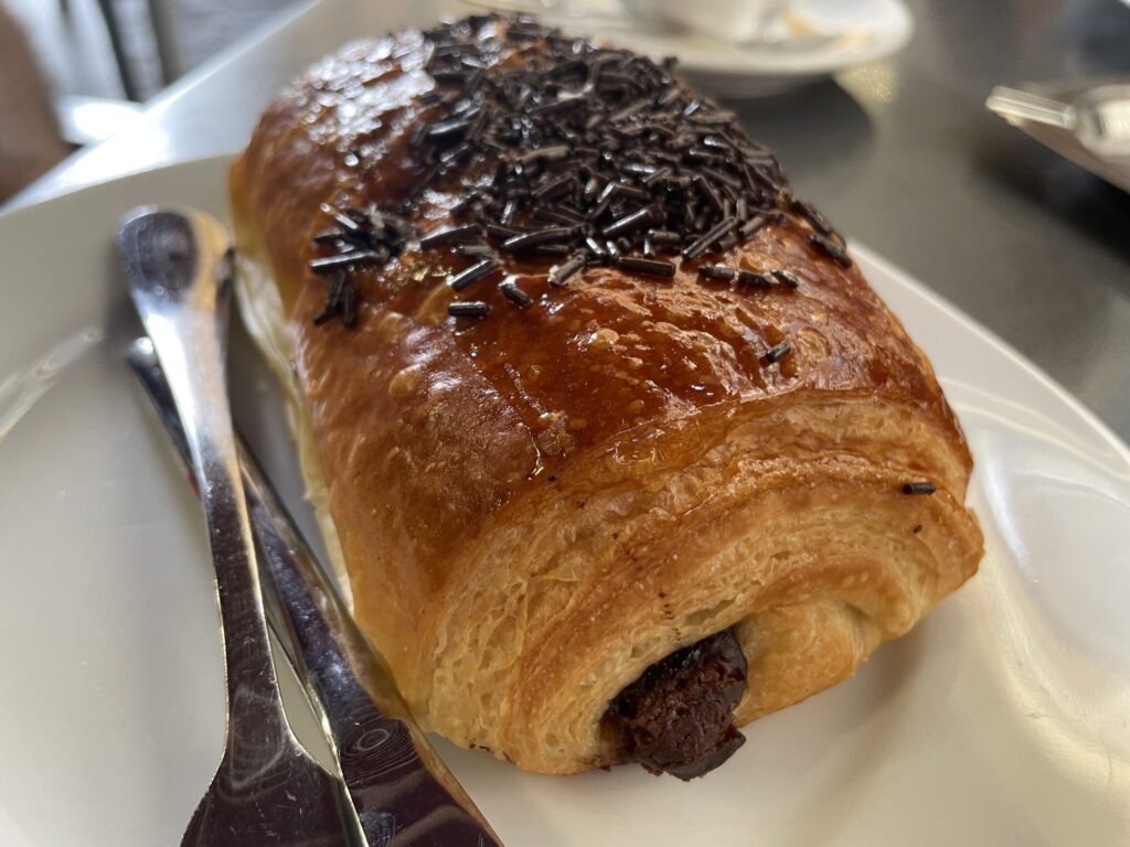 バスクのカフェで提供されるチョコレートデニッシュのアップ