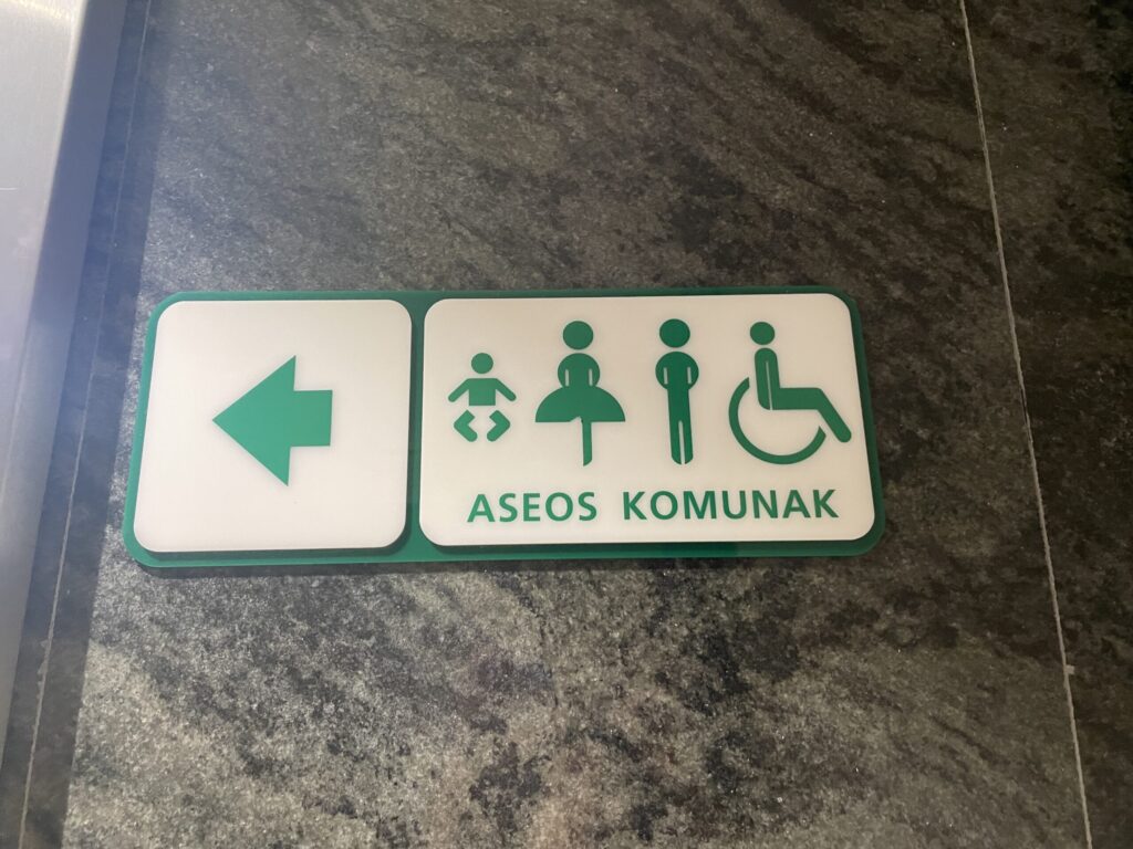 バスクのトイレの表示