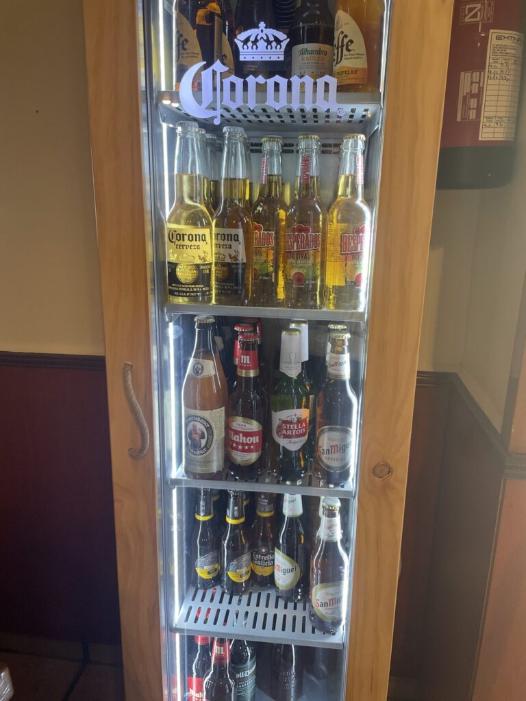 バルの冷蔵庫に並ぶ瓶ビール