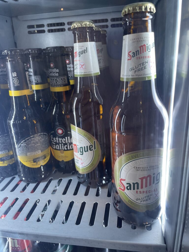 スペインの代表的なビール、Estrella galiciaとSan miguelの瓶ビール