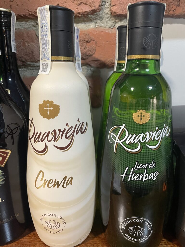 Crema de orujoとOrujo de hierbasのボトル