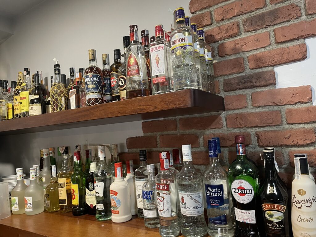 バルに並ぶアルコール類のボトル