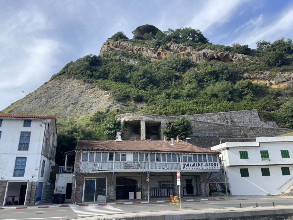 ゲタリアのサン・アントン山へ登る入口付近