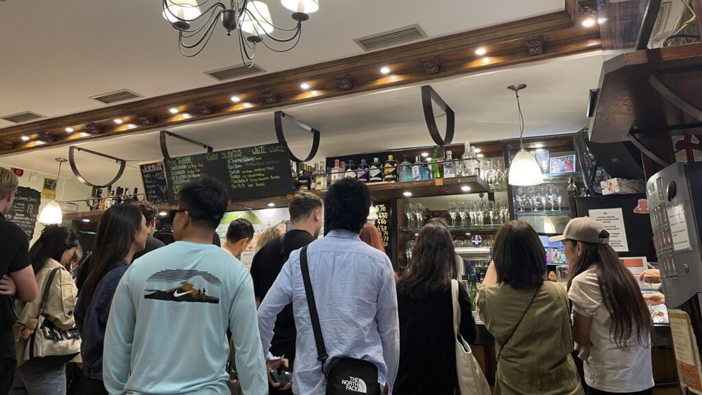 カウンターで注文するため人が並ぶバルの店内