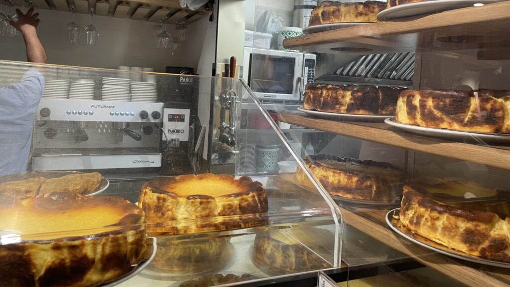 バスクチーズケーキが並ぶLa viñaのカウンター