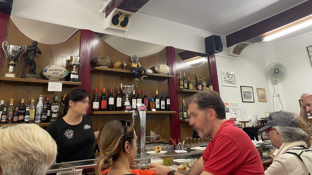 地元客があふれるバルの雰囲気