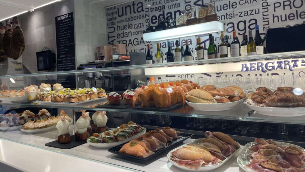 創作ピンチョスが並ぶベルガラのカウンター