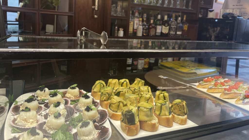 Bar Martinezのピンチョスが並ぶカウンター
