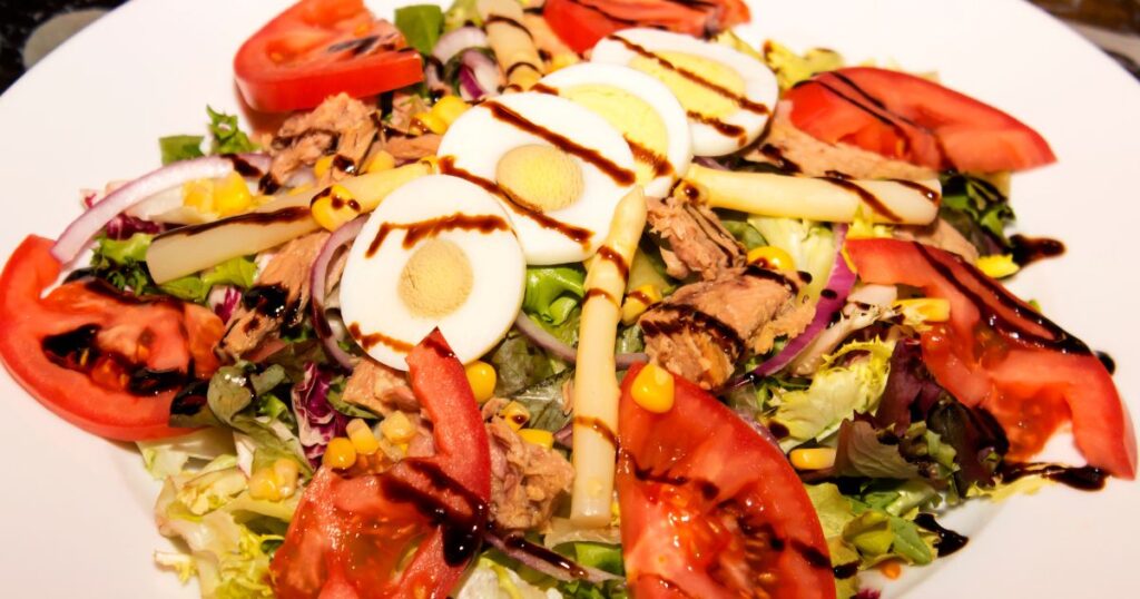 野菜やゆで卵がたっぷり乗ったミックスサラダ