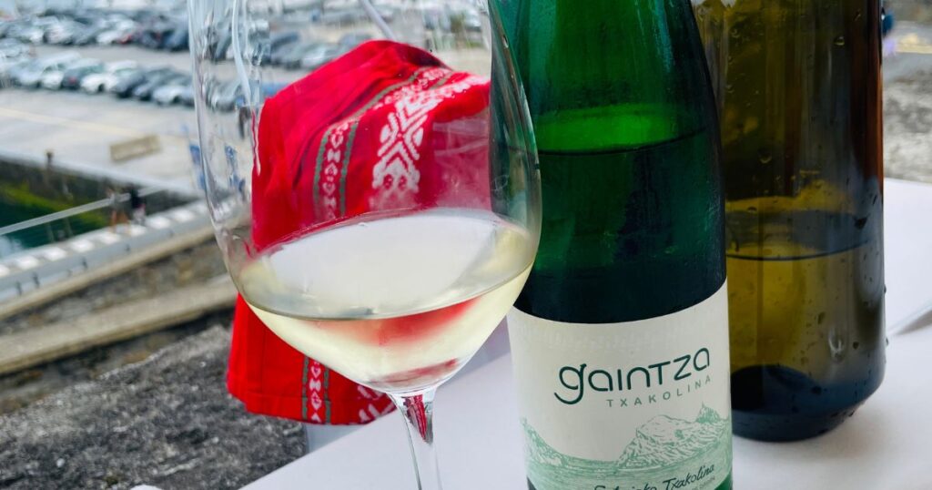 グラス入りチャコリとボトル