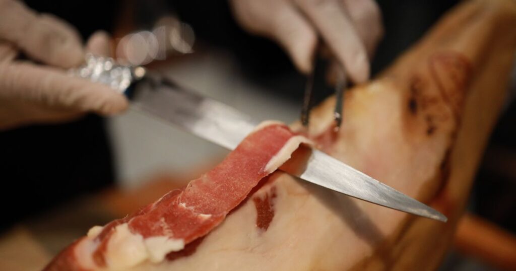 原木からカットされる生ハム