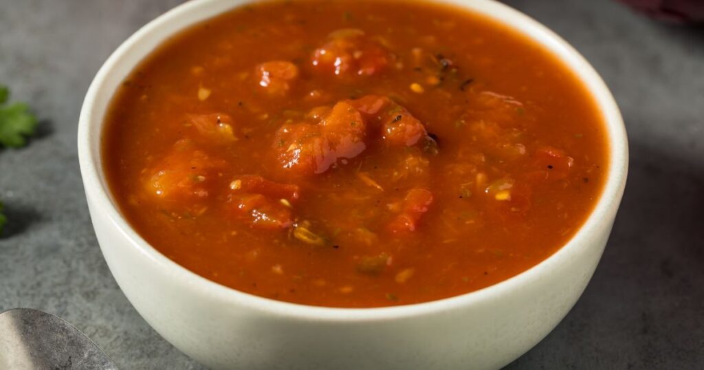 赤色のビスカヤ風ソースが入ったボール