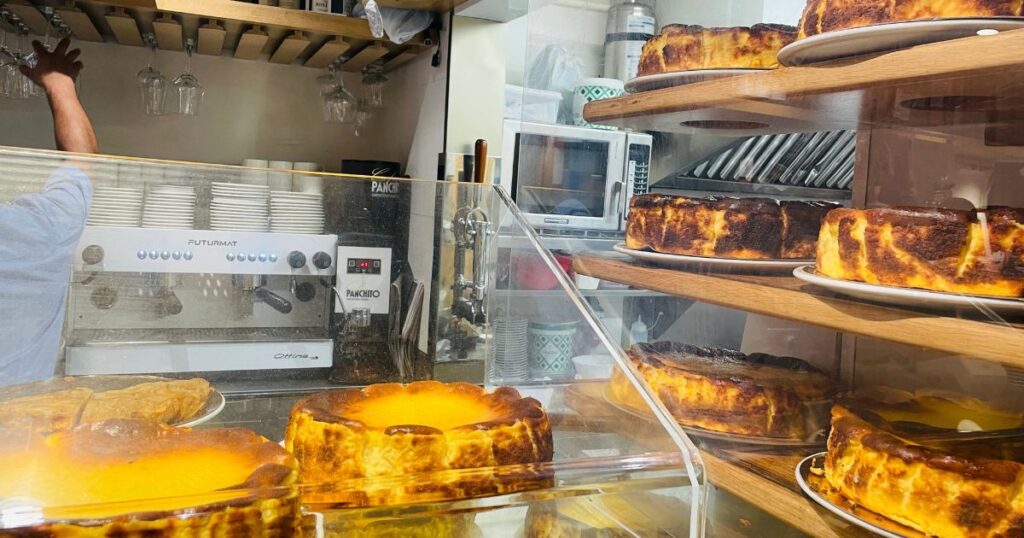 バスクチーズケーキが並ぶLa viñaのカウンター